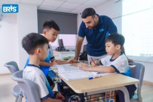 Khả năng tự điều chỉnh ở trẻ nhỏ - Mỗi mô hình có ưu điểm riêng, nhưng môi trường trải nghiệm thực tế giúp trẻ rèn tự điều chỉnh bền vững hơn.