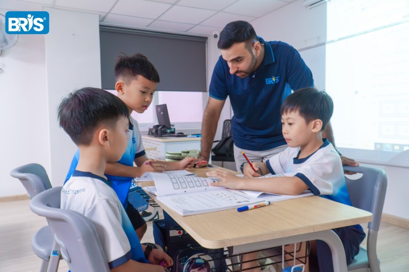 Khả năng tự điều chỉnh ở trẻ nhỏ - Mỗi mô hình có ưu điểm riêng, nhưng môi trường trải nghiệm thực tế giúp trẻ rèn tự điều chỉnh bền vững hơn.