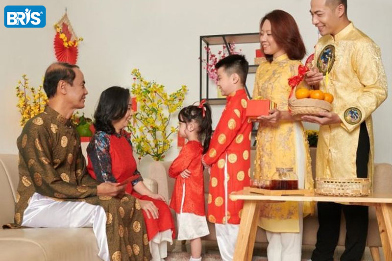 Dạy con văn hóa ứng xử ngày Tết - Cha mẹ nên làm gương cho các con noi theo