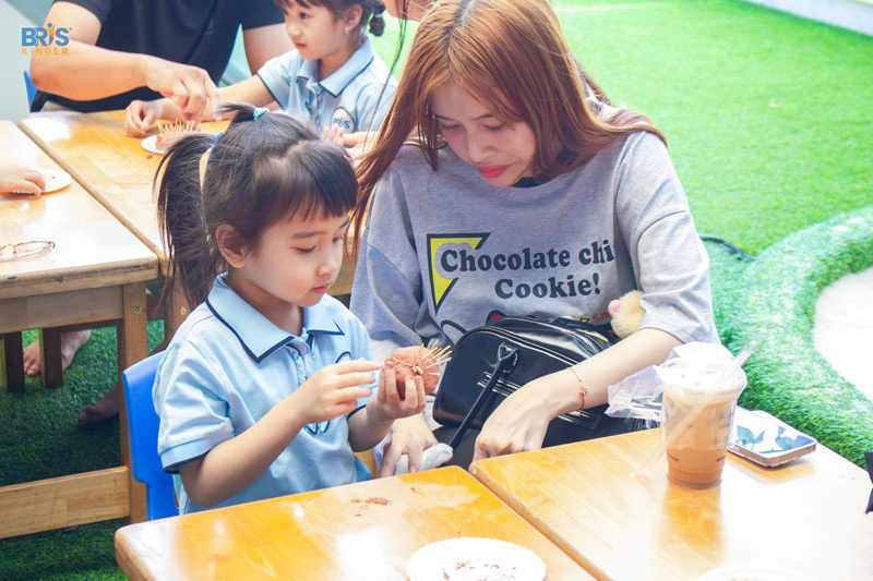 Cùng chơi và học với trẻ