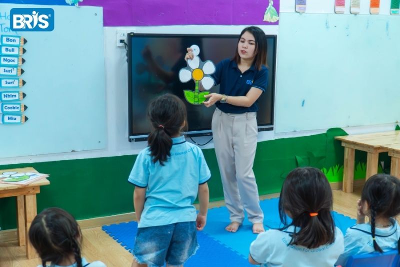Tiếng Anh cho trẻ 3 tuổi - Hãy giao tiếp đơn giản thường xuyên với bé khi học tiếng Anh