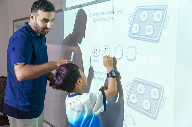 Cách dạy bé học bảng cửu chương nhanh thuộc - Khi bé nhìn thấy bảng cửu chương trong cuộc sống, kiến thức lập tức trở nên dễ hiểu hơn.