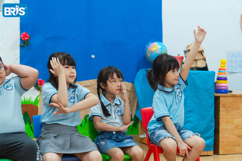 Bé 5 tuổi nên học gì - Trẻ học hiệu quả nhất khi được tham gia, trải nghiệm và cảm thấy hứng thú.