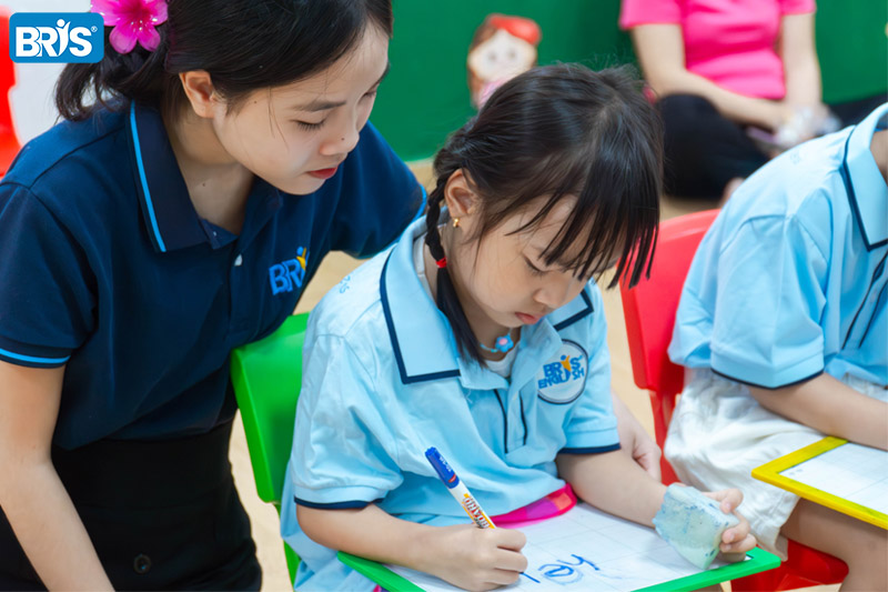 Bé 5 tuổi nên học gì - Nếu được rèn luyện đúng cách, trẻ sẽ tự tin hòa nhập, giảm áp lực khi chuyển sang bậc học mới.