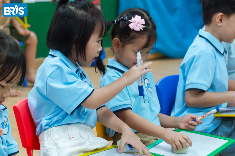 Bé 5 tuổi nên học gì - Đối với trẻ 5 tuổi, phương pháp học đóng vai trò quan trọng không kém nội dung học.