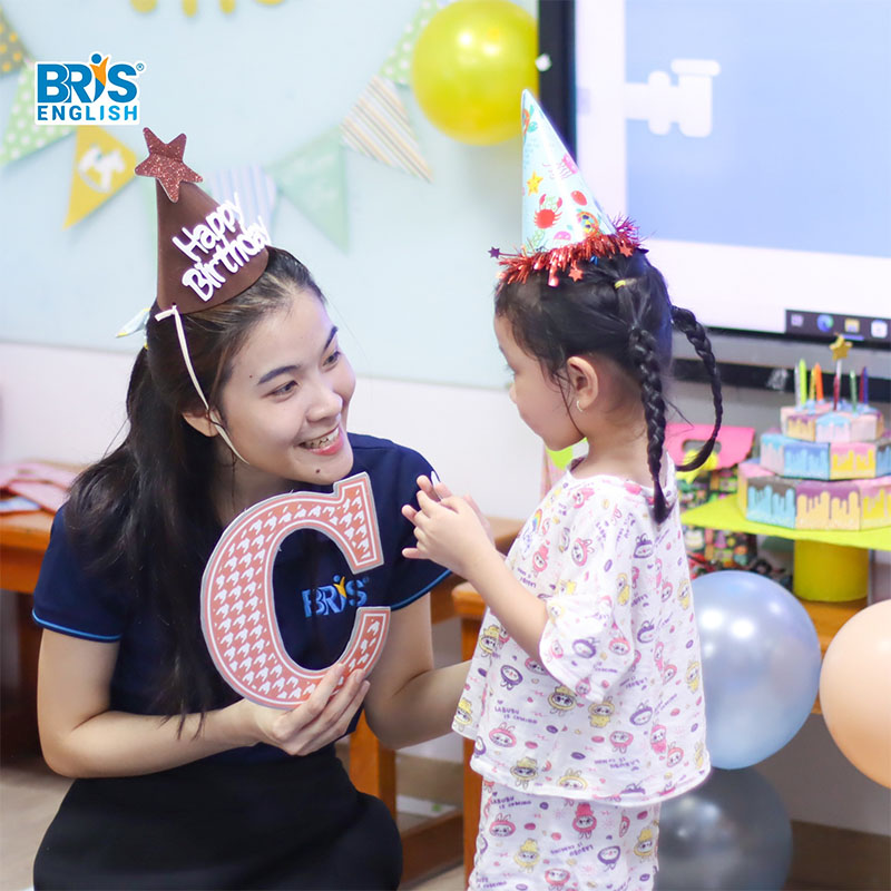 Bé học chữ cái qua hình ảnh - Hãy ưu tiên sự vui vẻ, khen ngợi những tiến bộ nhỏ nhất của con để nuôi dưỡng tình yêu học tập.