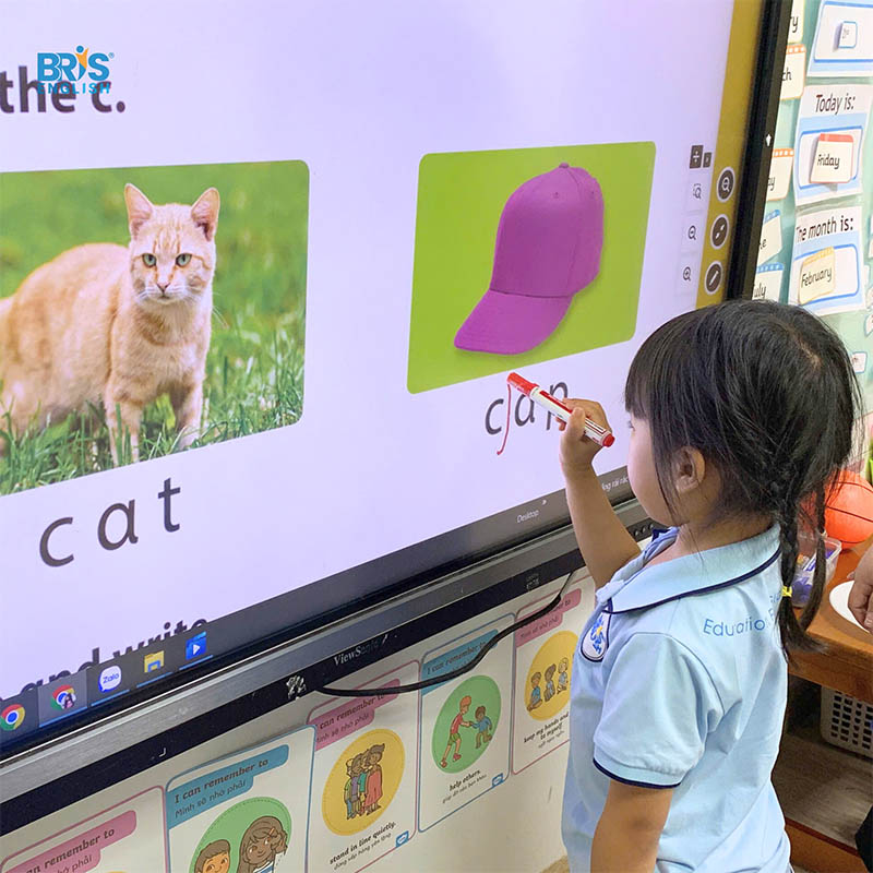 Bé học chữ cái qua hình ảnh - Việc áp dụng phương pháp cho bé học chữ cái qua hình ảnh mang lại những lợi ích vượt trội, tạo nền tảng vững chắc cho quá trình đọc hiểu sau này.