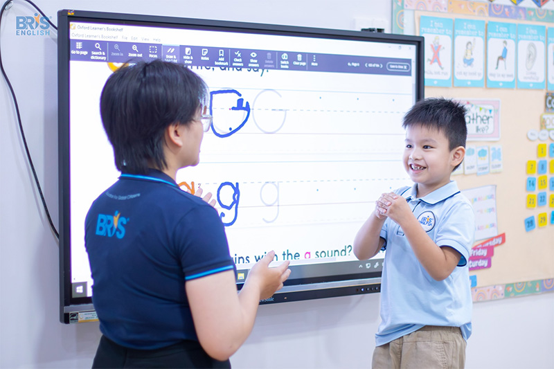 Bé học chữ cái qua hình ảnh - BRIS tự hào mang đến môi trường giáo dục song ngữ ưu việt, nơi việc bé học chữ cái qua hình ảnh được tối ưu hóa toàn diện