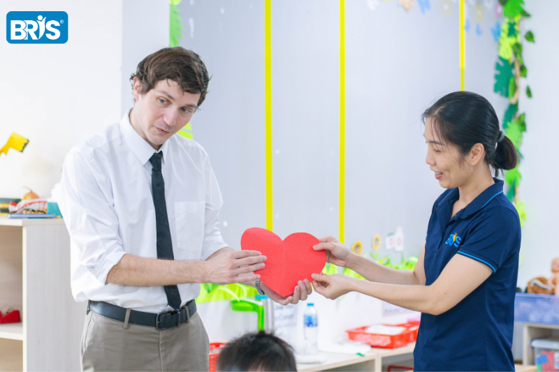 Các môn học cho trẻ ở trường mầm non - Cho bé tham gia các khóa học tại trường mầm non