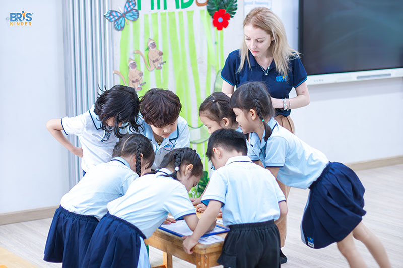 Cách cầm bút đúng cho trẻ - Một không gian học tập phù hợp, giúp trẻ dễ làm quen và duy trì cách cầm bút chuẩn.