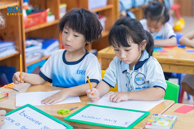 Cách cầm bút đúng cho trẻ - Việc rèn trẻ cầm bút chuẩn giữ vai trò quan trọng đối với khả năng viết và sự phát triển thể chất của trẻ.