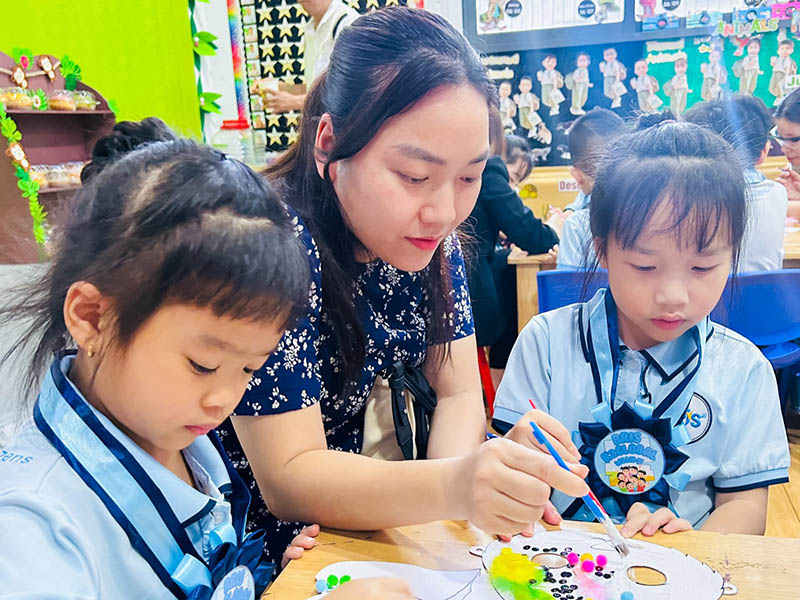 Cách dạy bé học màu sắc - Dạy bằng cách tô màu và vẽ tranh