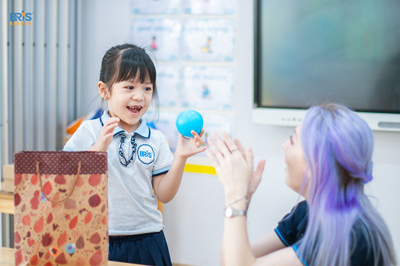 Cách dạy bé học màu sắc - Màu sắc cần được củng cố bằng sự lặp lại.