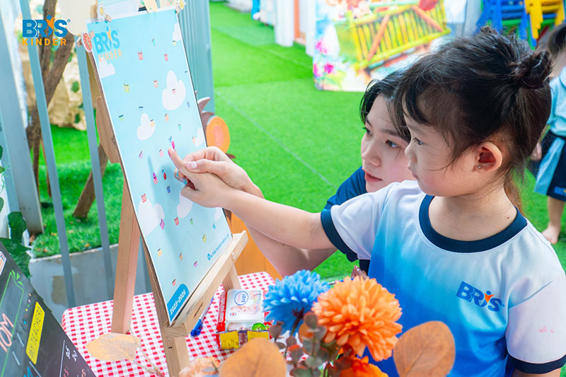 Cách dạy bé học màu sắc - Tuy nhiên, ba mẹ chỉ nên bắt đầu từ 3-5 màu cơ bản và kiên nhẫn dạy để không gây áp lực cho bé.