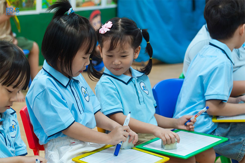 Cách dạy trẻ phát âm tiếng anh chuẩn - Việc dạy trẻ phát âm tiếng Anh chuẩn ngay từ đầu không chỉ giúp bé tự tin giao tiếp mà còn mở ra cánh cửa học tập hiệu quả hơn.