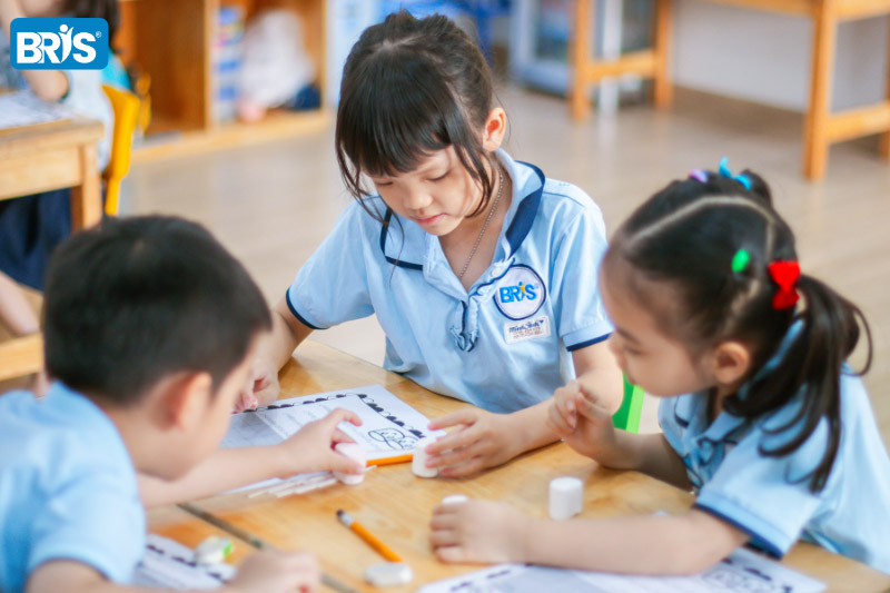 Chuẩn bị tâm thế cho trẻ vào lớp 1 - Cha mẹ nên nhớ không nên ép con học quá sớm