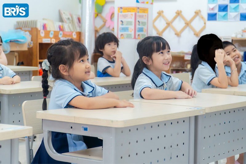 Giáo dục bắt buộc là gì - Nhà nước vẫn khuyến khích và tạo điều kiện để trẻ em 5 tuổi được đến trường, nhằm chuẩn bị tốt hơn cho bậc tiểu học.