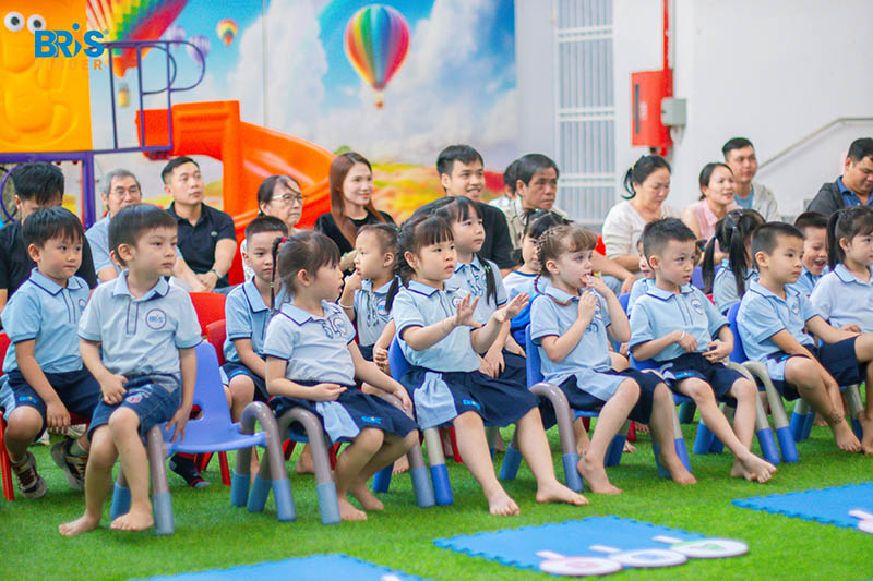 Hồ sơ nhập học mầm non cần những gì - Việc chuẩn bị cho con đi học mầm non là một cột mốc quan trọng, đánh dấu bước ngoặt đầu đời của trẻ khi rời xa vòng tay gia đình.