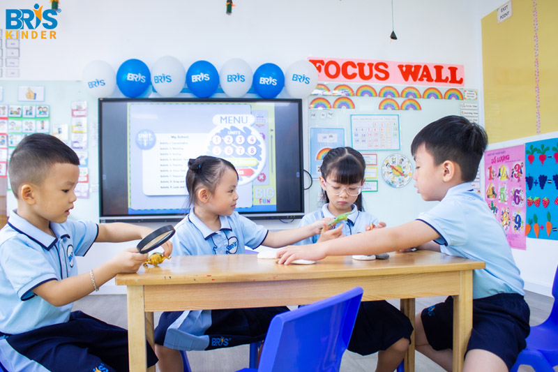 Hoạt động học của trẻ mầm non - Học qua chơi giúp trẻ tiếp thu kiến thức một cách tự nhiên, không áp lực, đồng thời phát triển kỹ năng tư duy và xã hội.