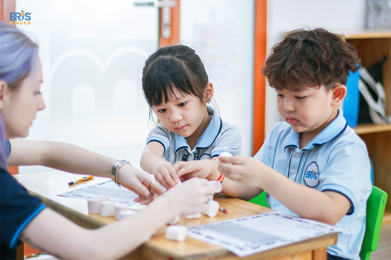 Học truy vấn - Phương pháp học truy vấn đặt trẻ vào vị trí của nhà khoa học, khuyến khích trẻ tự đặt câu hỏi, tìm kiếm bằng chứng và xây dựng giải pháp.