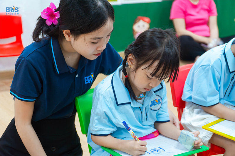 Học truy vấn - Phương pháp học truy vấn chuyển vai trò của giáo viên từ người truyền đạt sang người hướng dẫn