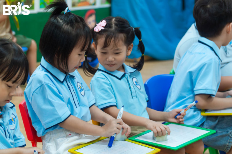 Làm thế nào để con tập trung hơn - Cha mẹ luôn đồng hành trong mọi hoạt động của con