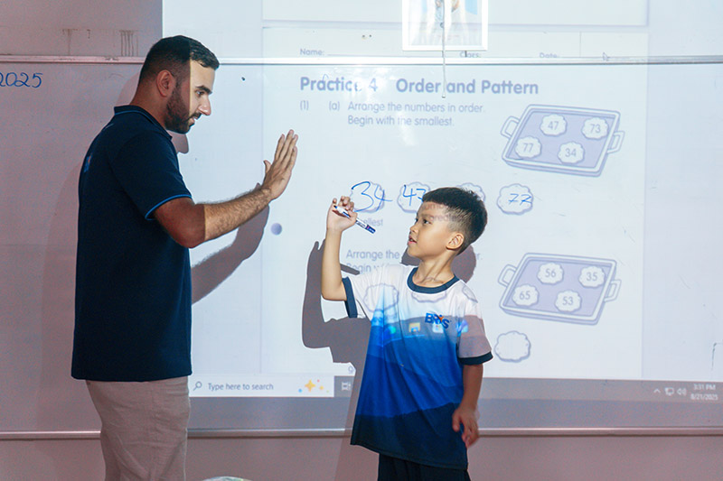 Cách dạy bé học bảng cửu chương nhanh thuộc - Hãy khen bé khi làm đúng và nhẹ nhàng động viên khi bé quên.