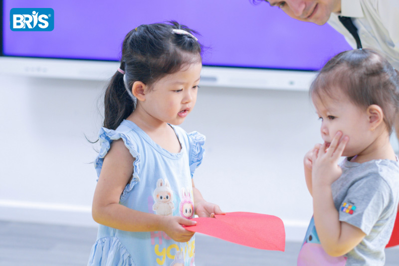 Mấy tuổi nên cho trẻ đi mẫu giáo - Nắm rõ quy định độ tuổi, cách chia lớp và những lưu ý quan trọng sẽ giúp cha mẹ chọn đúng thời điểm để con bắt đầu đi học.
