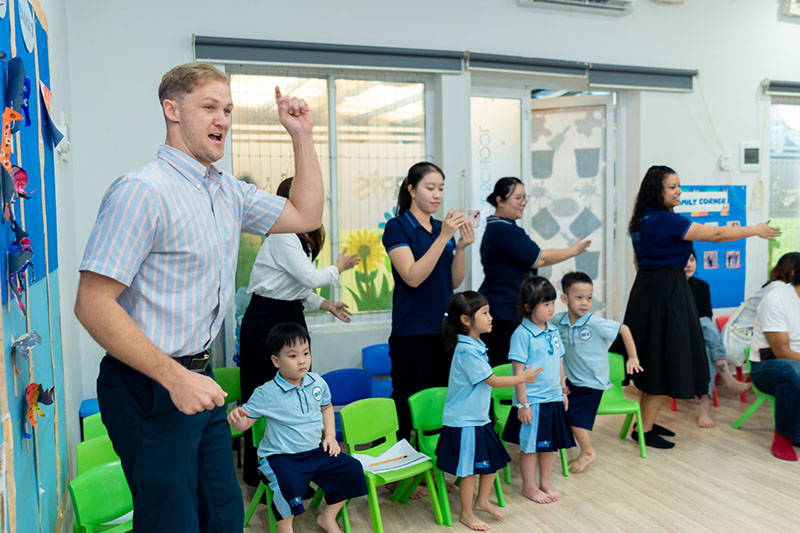 Phương pháp dạy tiếng anh cho trẻ mầm non - Luôn tạo không gian vui vẻ thoải mái khi các con học tiếng Anh