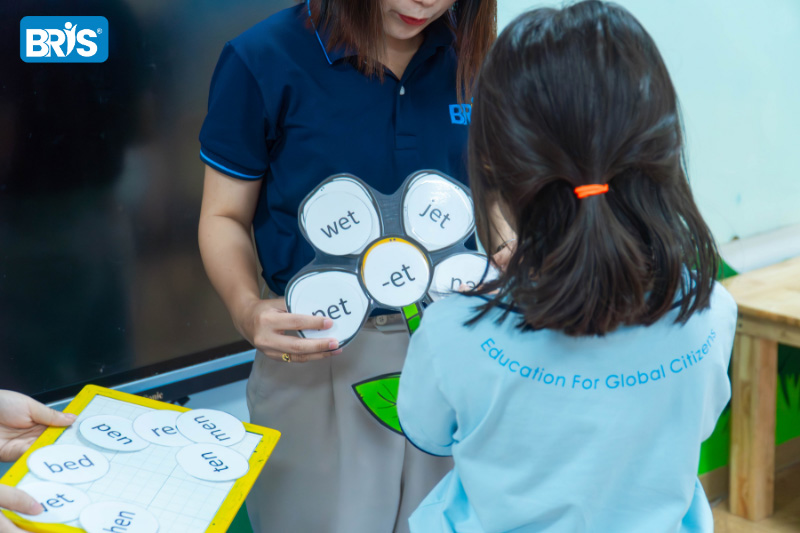 phương pháp dạy tiếng Anh cho trẻ tiểu học - Có rất nhiều khó khăn khi dạy tiếng Anh cho bé