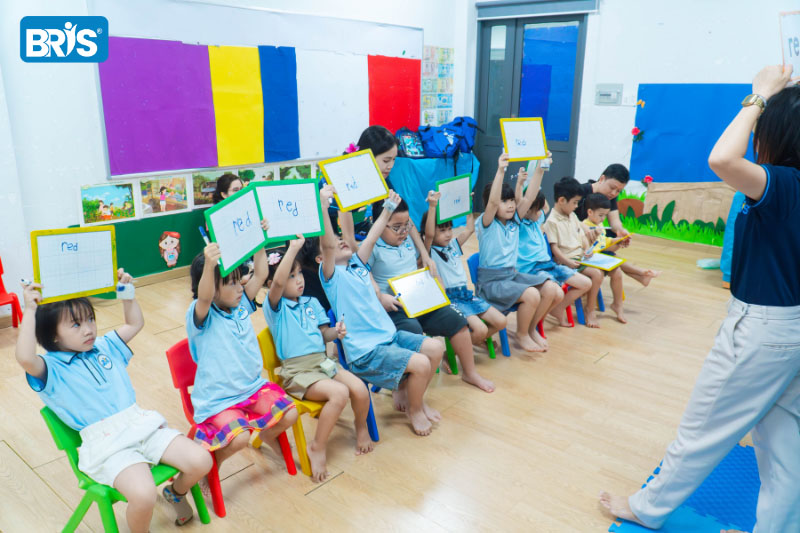 phương pháp dạy tiếng Anh cho trẻ tiểu học - Phương pháp học tập qua hình ảnh, đồ vật hiệu quả