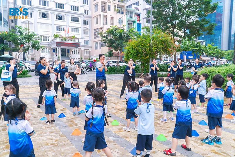 Trẻ 3 tuổi học gì ở trường mầm non - Khi trẻ làm được một việc gì đó bằng chính khả năng của mình, sự tự tin của bé sẽ được nâng cao đáng kể.