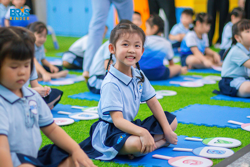 Trẻ 3 tuổi học gì ở trường mầm non - Thông qua hoạt động nhóm, trẻ học cách giao tiếp, chia sẻ, hợp tác và lắng nghe để xây dựng nền tảng thích nghi tốt với môi trường tập thể.