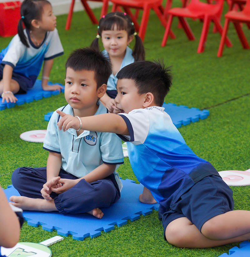 Trẻ 3 tuổi học gì ở trường mầm non - Việc học cách tương tác với người khác là một trong những bài học quan trọng nhất mà trẻ 3 tuổi cần học ở trường mầm non.