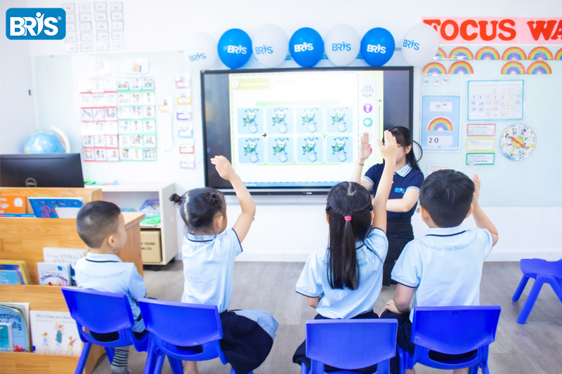 Tư duy Phản biện - Hệ thống Trường Quốc tế BRIS không coi tư duy phản biện là một môn học phụ, mà tích hợp nó vào triết lý giáo dục xuyên suốt.