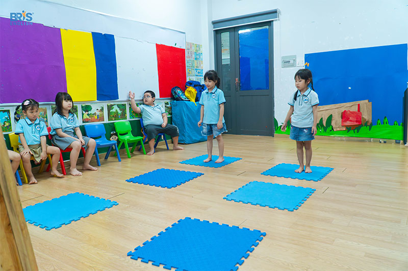 Vận động thô - Vận động thô (Gross Motor Skills) chính là nền tảng vật lý mà qua đó trẻ em khám phá thế giới xung quanh