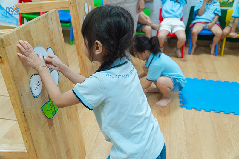 Vận động thô - Vận động thô là khả năng sử dụng và điều khiển các nhóm cơ lớn trên cơ thể, bao gồm cơ tay, cơ chân, cơ thân và các cơ bắp lớn khác.