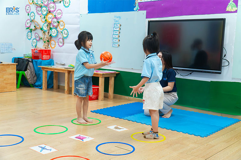 Vận động thô - Phát triển vận động thô một cách toàn diện mang lại nhiều lợi ích thiết yếu về mặt thể chất và ảnh hưởng sâu sắc đến nhận thức, tâm lý của trẻ.