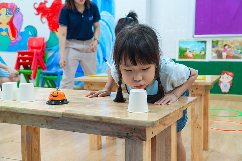 Vận động thô - Sự phát triển vận động thô diễn ra theo trình tự và có các cột mốc cụ thể, giúp phụ huynh và giáo viên theo dõi sự tiến bộ của trẻ.