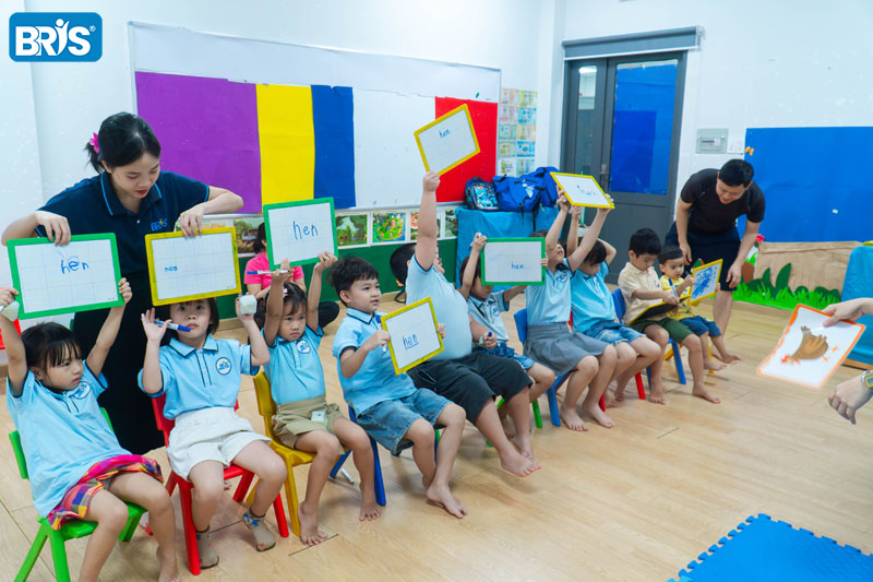 lợi ích của việc học tiếng anh giao tiếp - 5 bí quyết học tiếng Anh giao tiếp hiệu quả cho trẻ là học qua chơi, theo cụm câu, lặp lại thông minh, chú trọng phát âm và duy trì luyện tập mỗi ngày.
