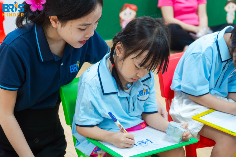 học anh văn cho bé 5 tuổi - Dạy tiếng Anh cho trẻ mẫu giáo hiệu quả nhất khi con được học qua trò chơi, âm nhạc, câu chuyện và tương tác công nghệ sinh động.