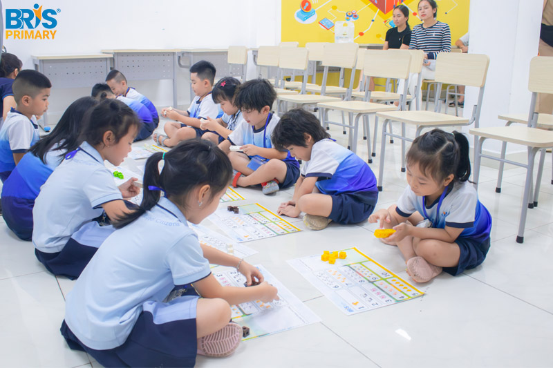 hành trang vào lớp 1 gồm những gì - Chuẩn bị kiến thức vào lớp 1 “vừa đủ” là giúp con làm quen chữ cái, số 1–10 và phát triển tư duy ngôn ngữ, ưu tiên trải nghiệm tiếng Anh tự nhiên thay vì học trước quá nhiều.