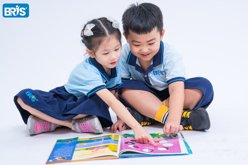 Sách cho bé 2 tuổi - BRIS tạo môi trường khơi gợi thói quen đọc sách và làm quen tiếng Anh tự nhiên qua storytime, góc đọc sách và các hoạt động tương tác hằng ngày.