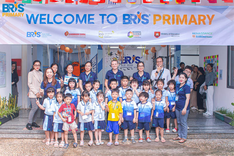 chương trình học lớp 1 - Chương trình lớp 1 tại BRIS được thiết kế phù hợp tâm lý lứa tuổi, tăng cường tiếng Anh–kỹ năng thế kỷ 21, môi trường học thân thiện và giáo viên đồng hành sát sao cùng từng học sinh.