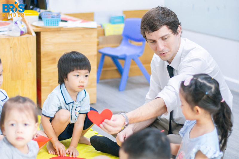 lớp mầm là mấy tuổi - BRIS Kinder khác biệt với IEYC chuẩn Anh, môi trường tăng cường tiếng Anh, học qua trải nghiệm có mục đích và chăm sóc cá nhân hóa an toàn cho từng bé.