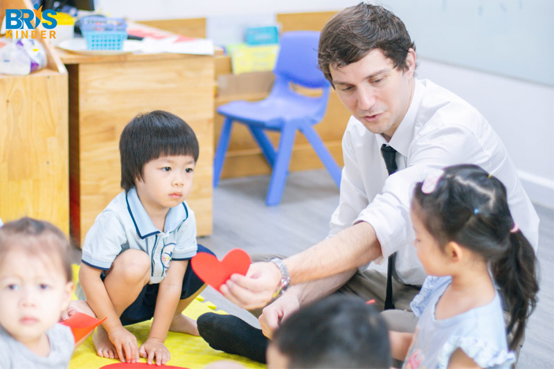 IEYC là gì - IEYC đặc biệt coi trọng năng lực cảm xúc xã hội.