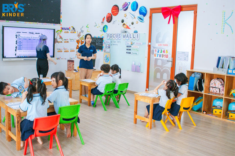 IEYC là gì - IEYC được thiết kế riêng cho trẻ từ 2 đến 5 tuổi, dựa trên nhu cầu phát triển tự nhiên của lứa tuổi này