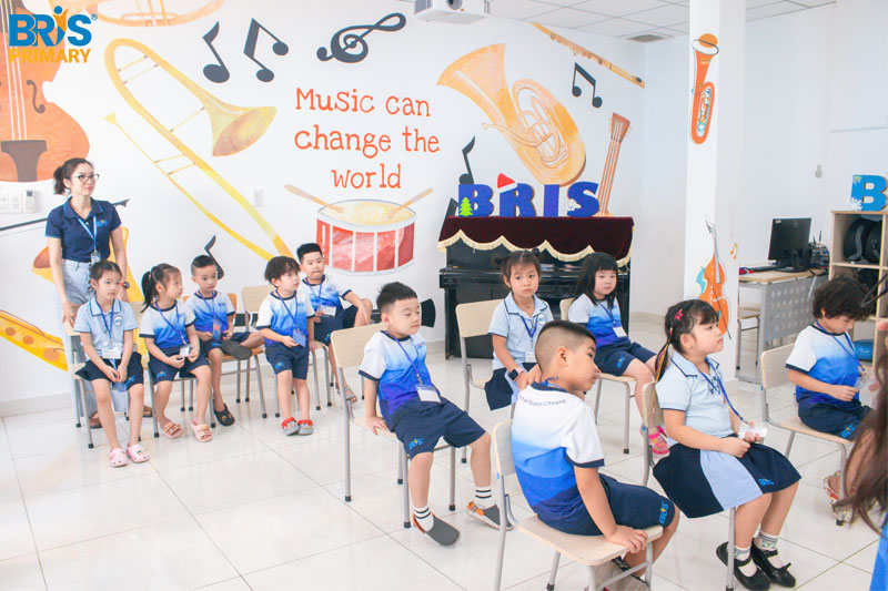 chuẩn bị hành trang vào lớp 1 - Chuẩn bị vào lớp 1 nhẹ nhàng nhất là tránh ép học, ngừng so sánh, đừng bao bọc quá kỹ và bắt đầu rèn nề nếp sớm để con tự tin hòa nhập.