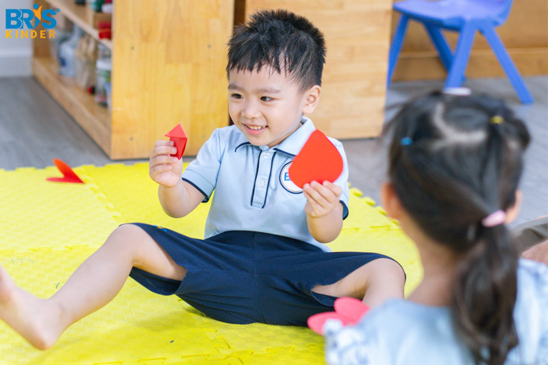 học tiếng anh mầm non - Những sai lầm cần tránh khi dạy tiếng Anh mầm non là ép học thuộc, quá nặng ngữ pháp, sửa lỗi khắt khe, học không đều đặn, thiếu tương tác và đặt áp lực kỳ vọng quá cao cho trẻ.