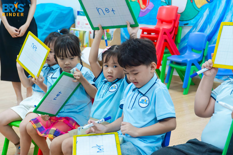 tiếng anh mầm non 5 tuổi - Tránh 5 sai lầm phổ biến (nhồi ngữ pháp, ép dịch, sửa sai quá gắt, chạy theo thành tích, thiếu đều đặn) để con học tiếng Anh tự nhiên và tự tin hơn.